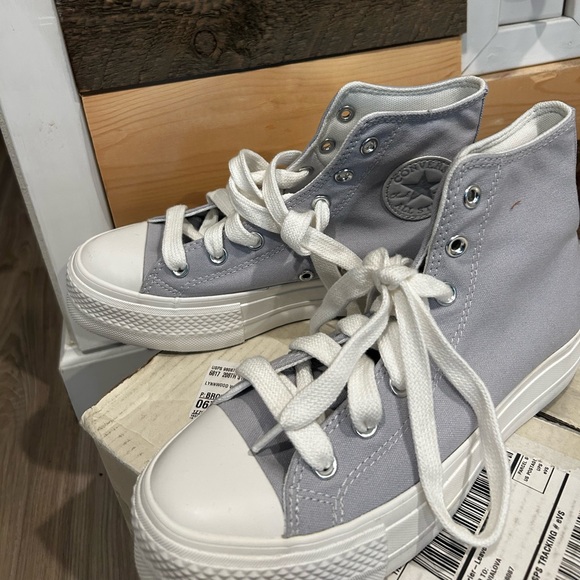 Converse Women's High-Top platform Sneakers - Light Gray/lavendar. Size 8 - Picture 2 of 5